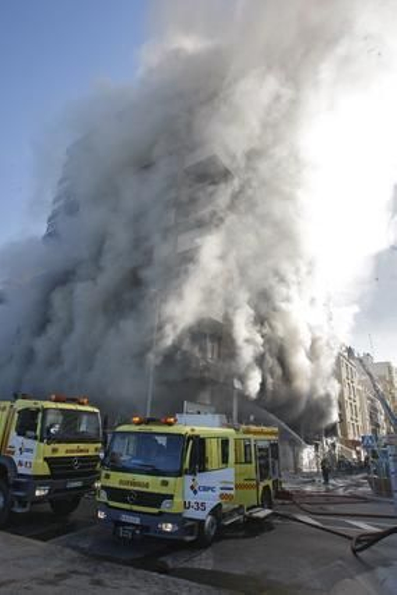 Espectacular incendio en un edificio de la calle Brasil. /José Braza