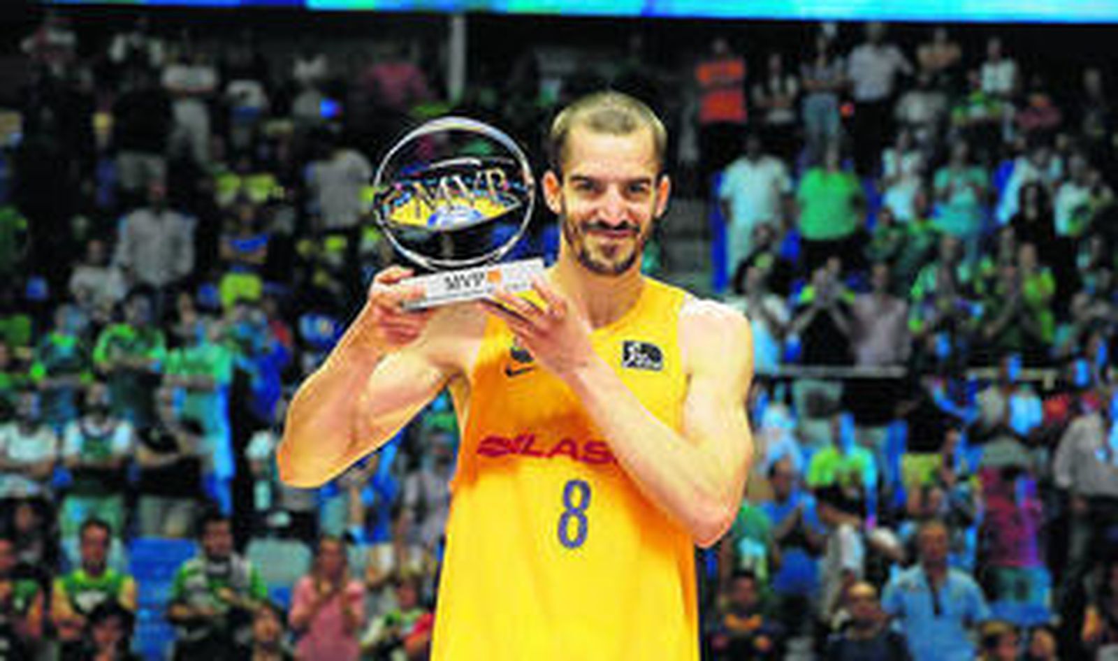 Pau Ribas posa con su trofeo de 'MVP'.