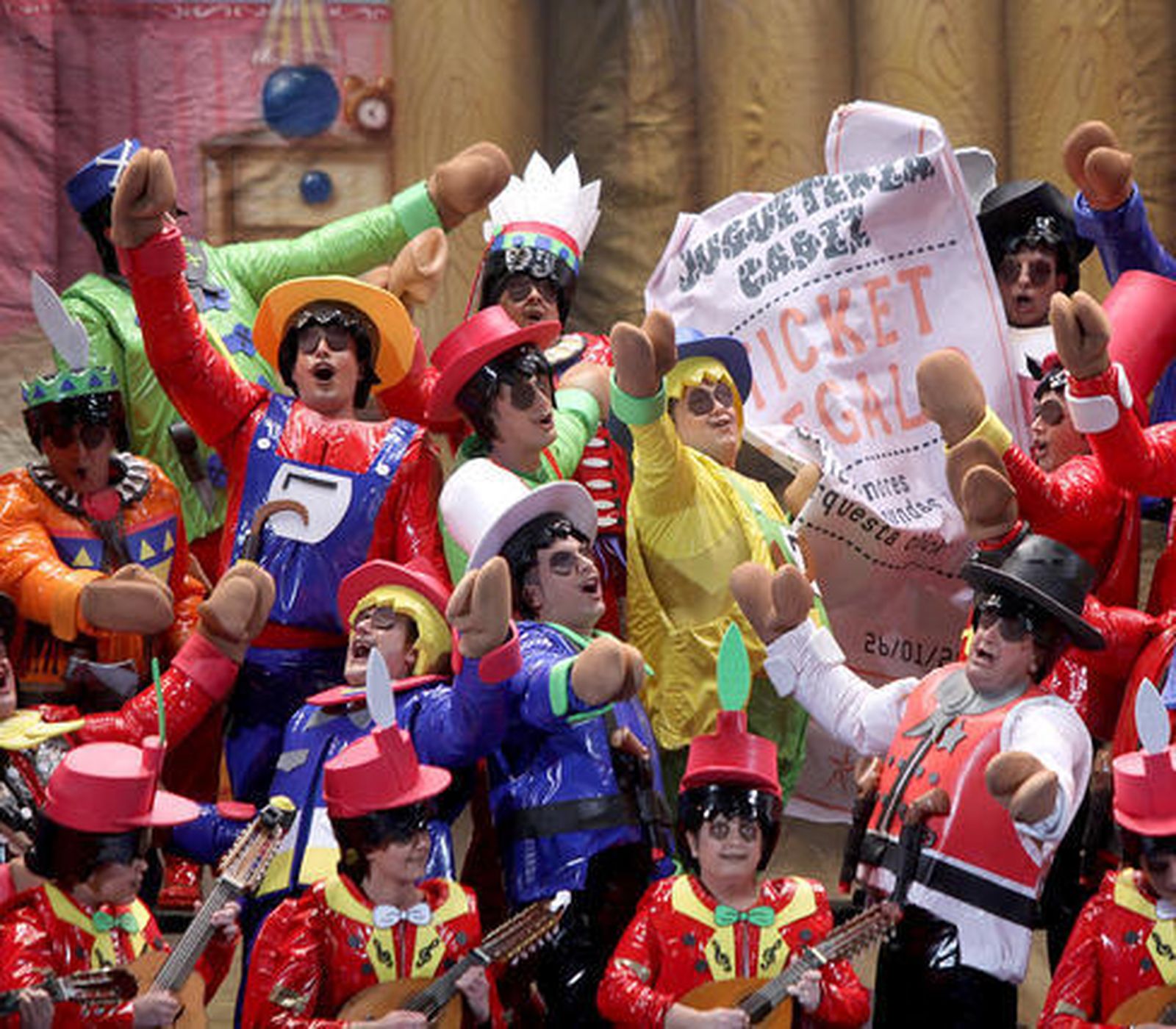 Coro Los muñecos de Cádiz otra vez, pero...  Foto: Jesus Marin