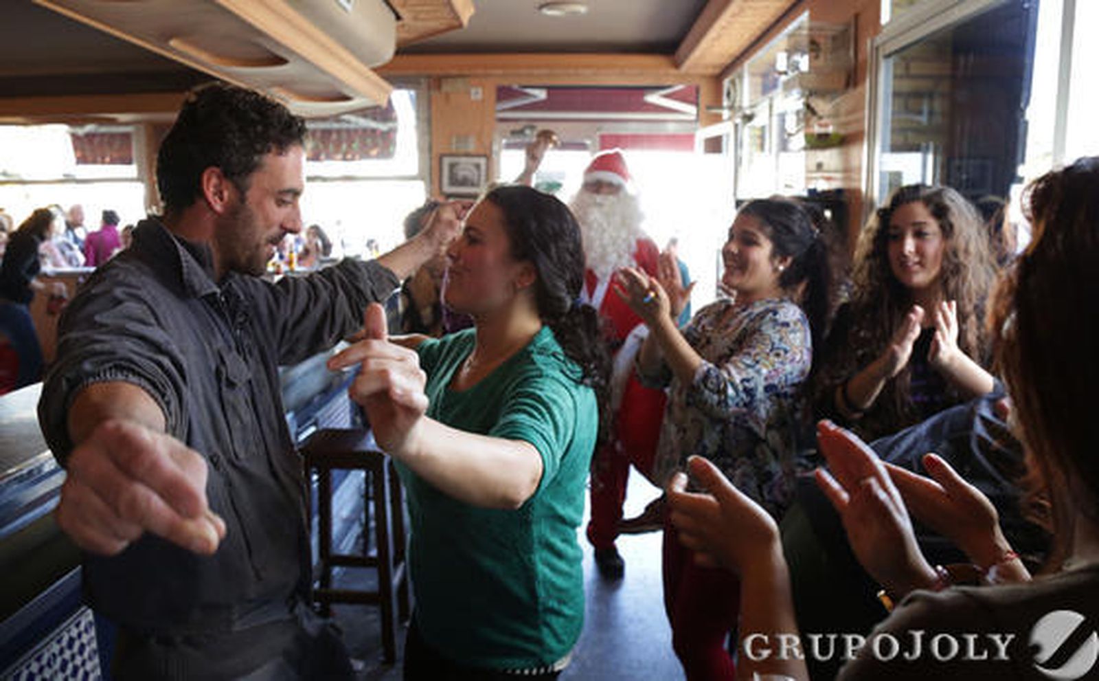 La Puebla de Cazalla celebra la suerte recibida con el segundo premio al número 12775.

Foto: M.J.López