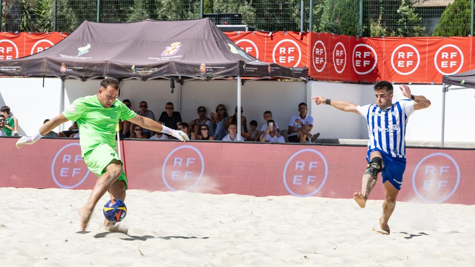 Eliott, portero del Roses Platja, dispara a portería. 