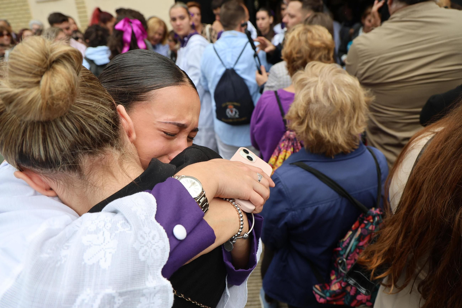 El Calvario se queda sin Lunes Santo en Huelva: imágenes de las lágrimas y el desconsuelo en la hermandad