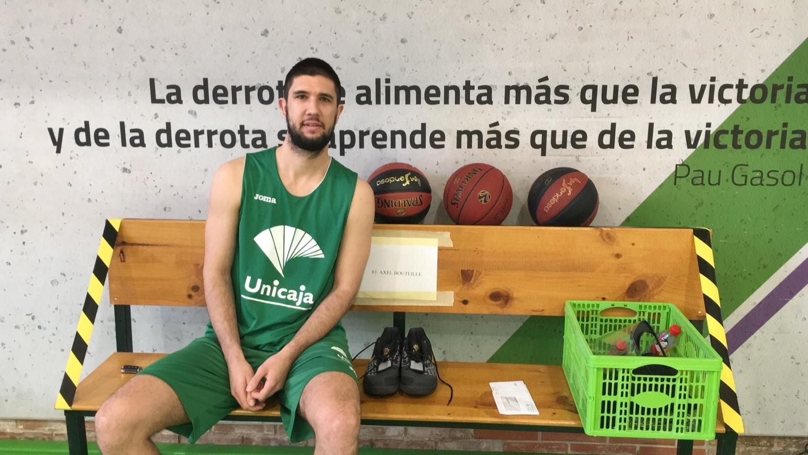 Axel Bouteille, con el pack preparado por los técnicos del Unicaja.