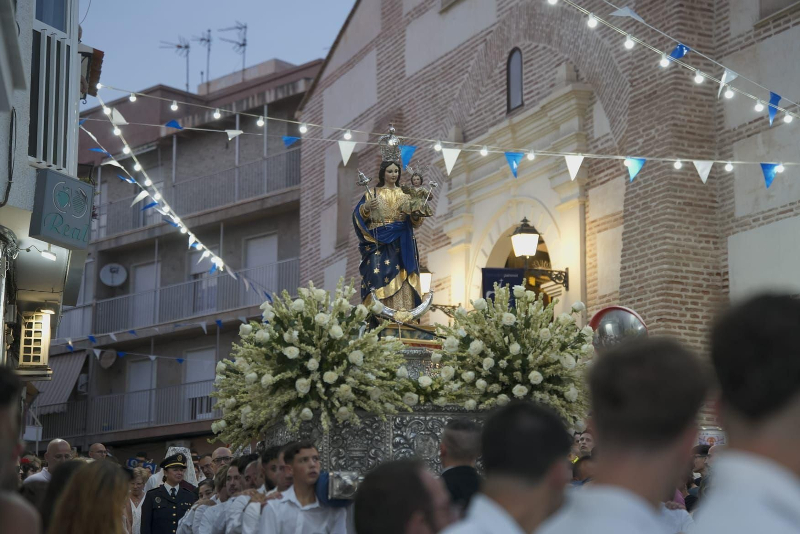 La Virgen del Mar, a su paso por las calles de Adra durante su marcha procesional.