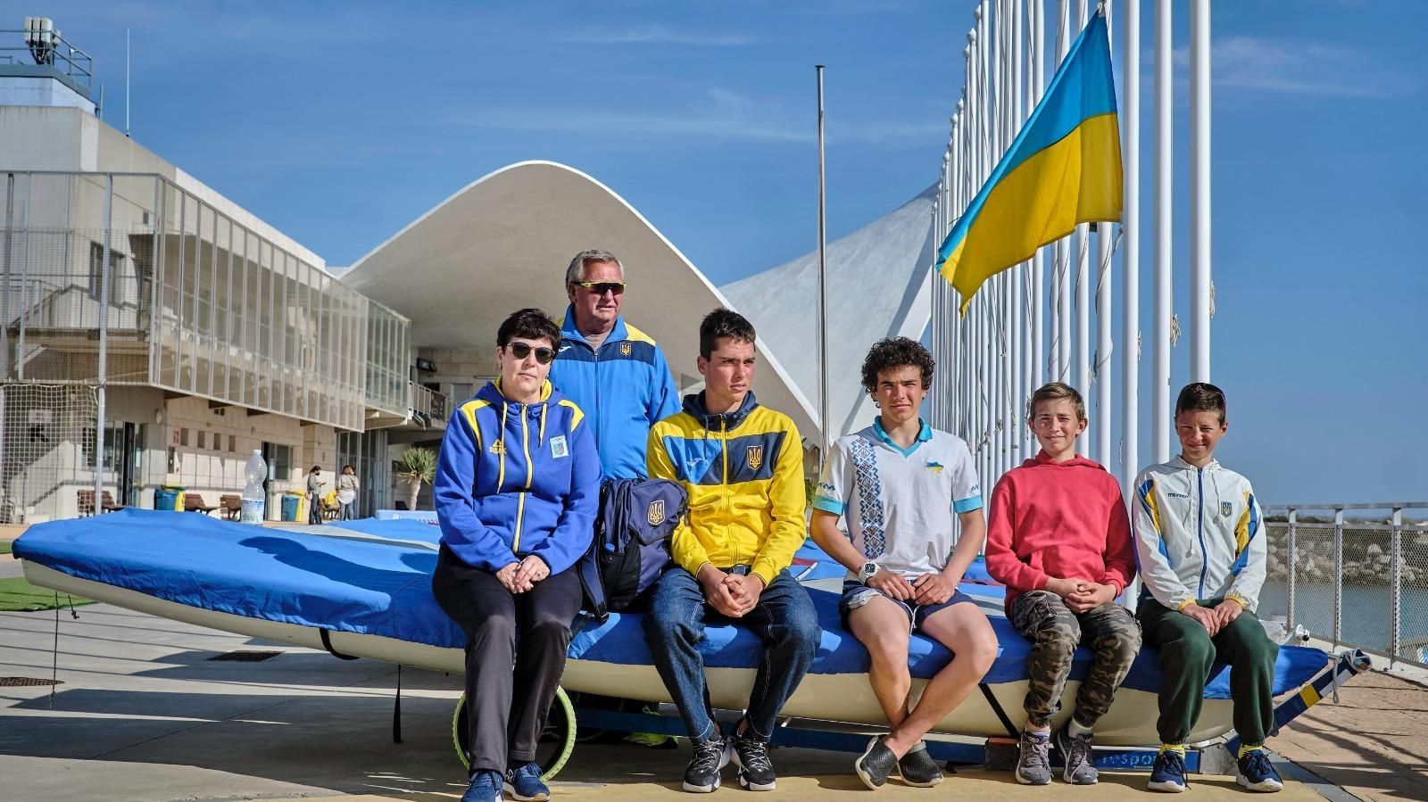 Los dos entrenadores y los cuatro jóvenes regatistas, ayer en el Centro de Tecnificación de Vela, donde tiene su sede la Federación Andaluza.