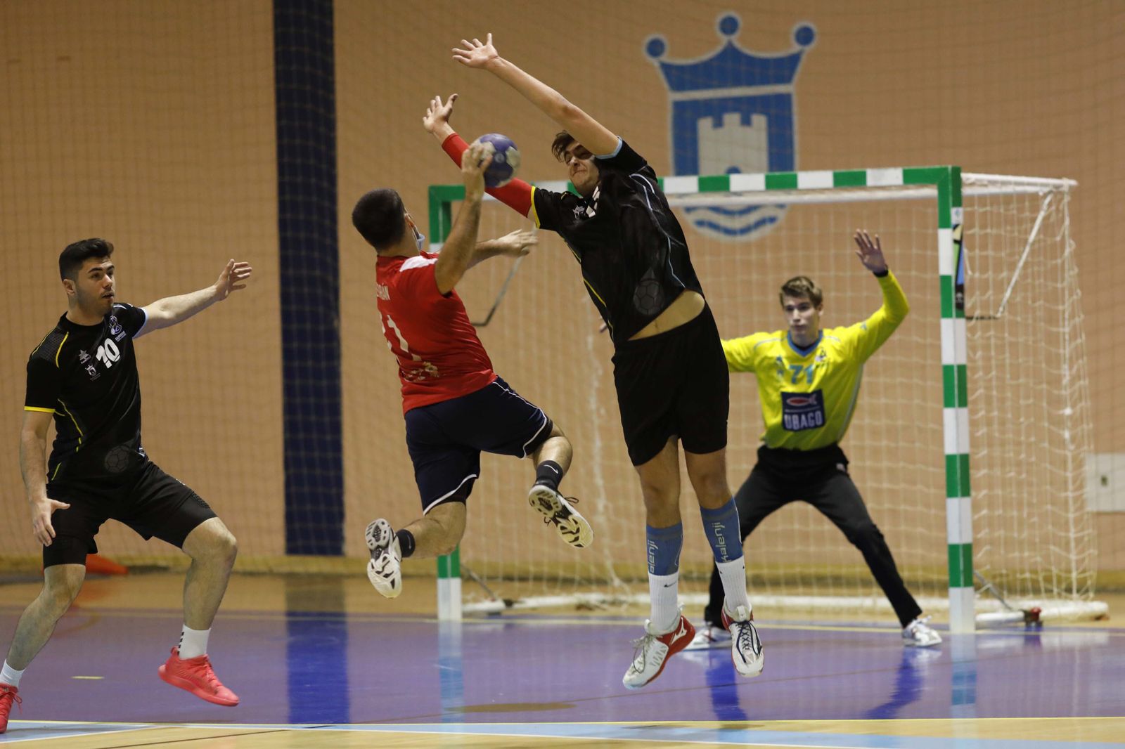 El BM Algeciras defiende una jugada del Montequinto.