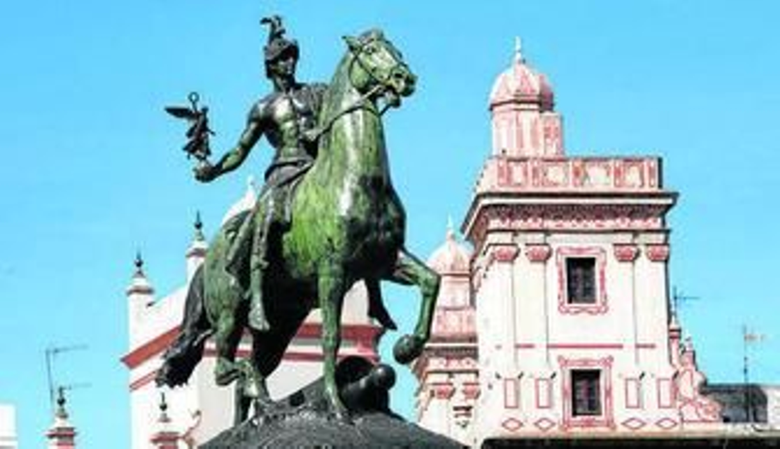 Estatua ecuestre en el monumento a la Constitución de 1812.