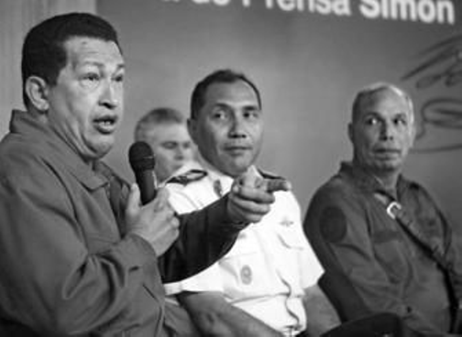 Chávez, acompañado por el alto mando militar, habla en una alocución transmitida al país desde Caracas. Chávez, acompañado por el alto mando militar, habla en una alocución transmitida al país desde Caracas.
