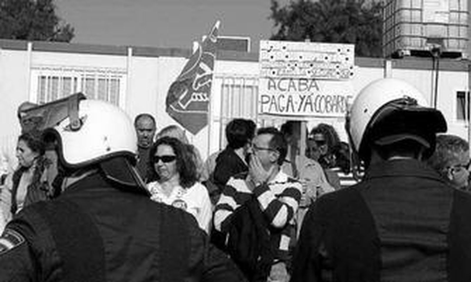 Imagen de la protesta durante el acto de la primera piedra del hospital.