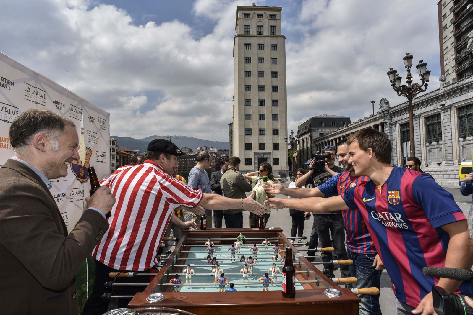 Aficionados de los dos equipos se enfrentan en un futbolín el día de la final de 2015.