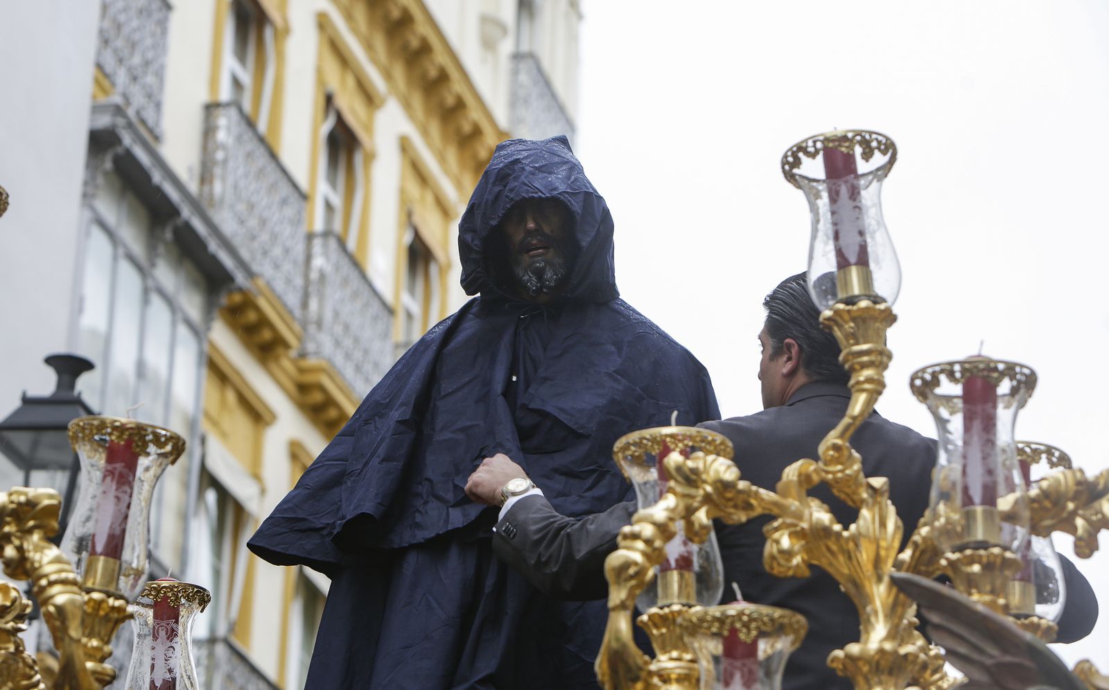 Cautivo con el capote impermeable