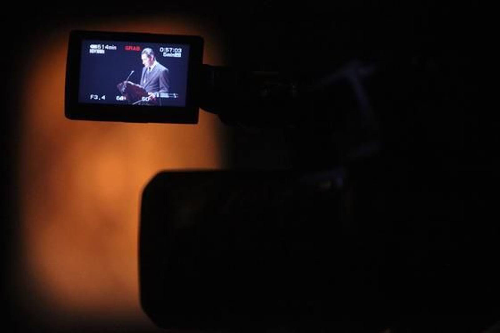 Imagen del pregonero en uno de los monitores de televisión instalados en el Teatro Villamarta.

Foto: Vanesa Lobo