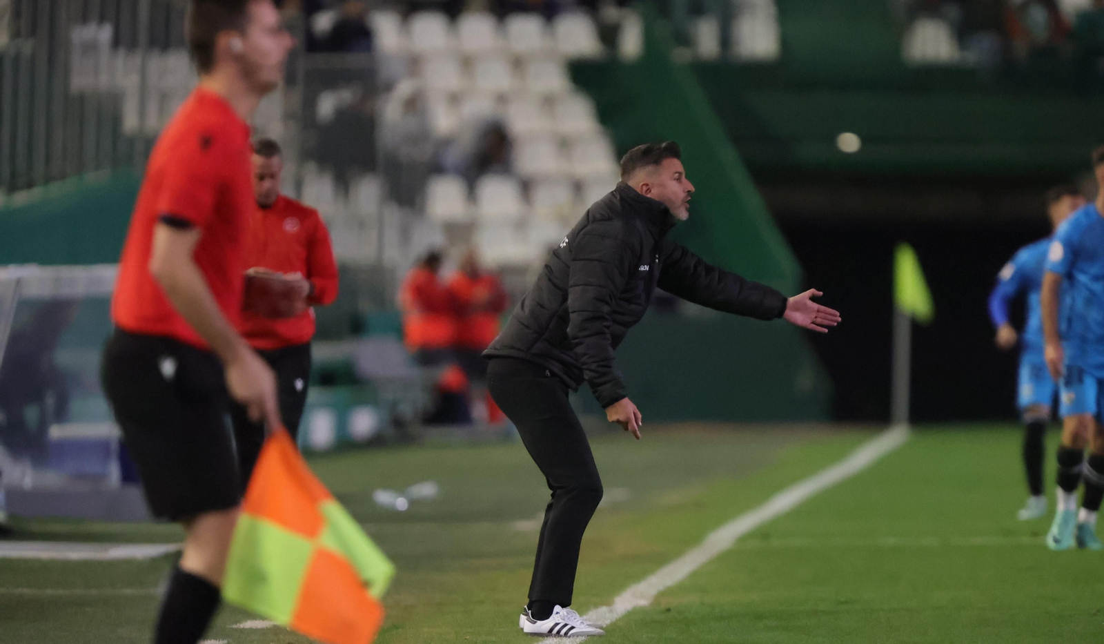 Iván Ania da órdenes a sus jugadores durante el partido. Iván Ania da órdenes a sus jugadores durante el partido.