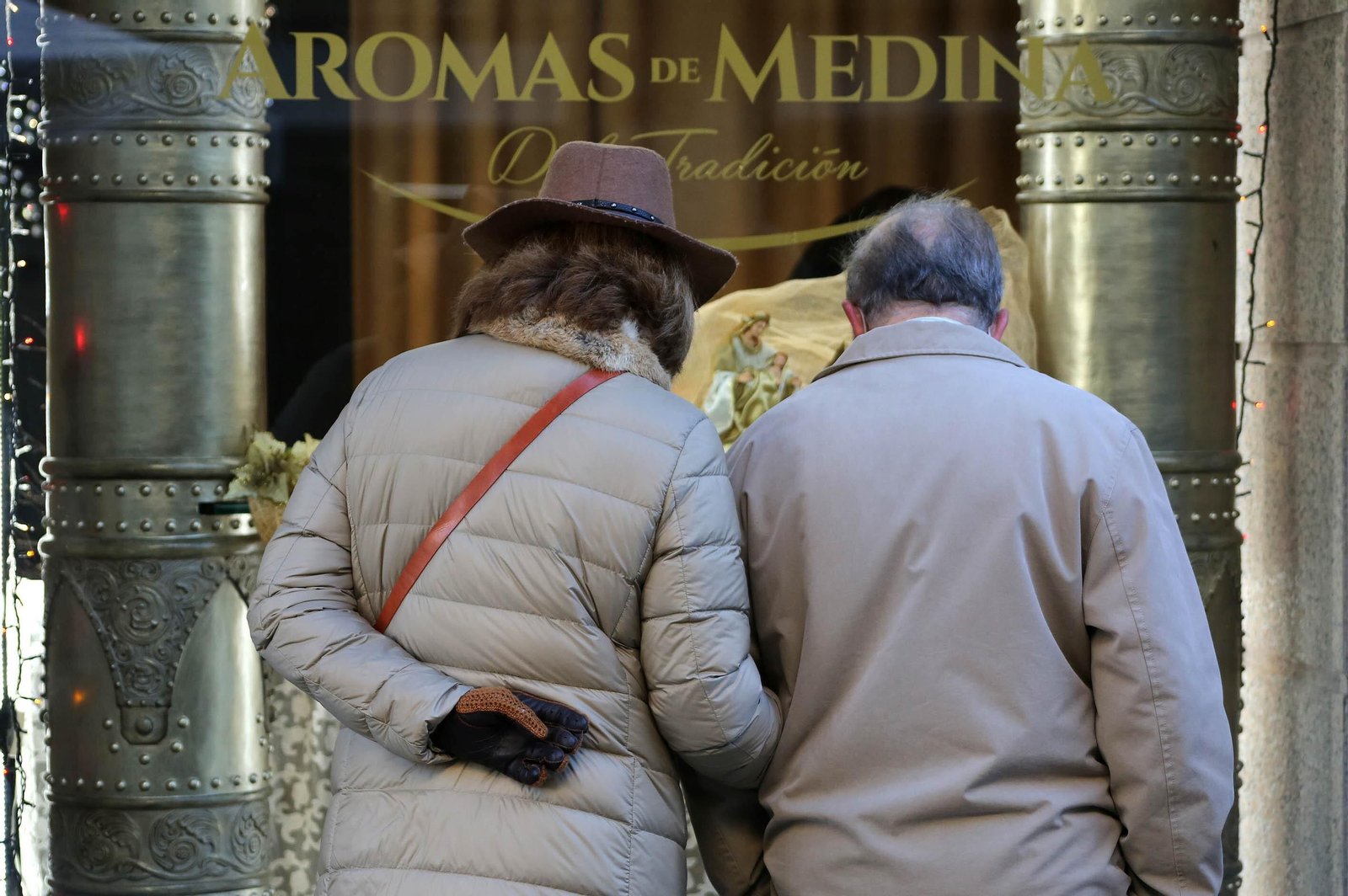 Dos personas caminando abrigadas por una calle del centro de Jerez