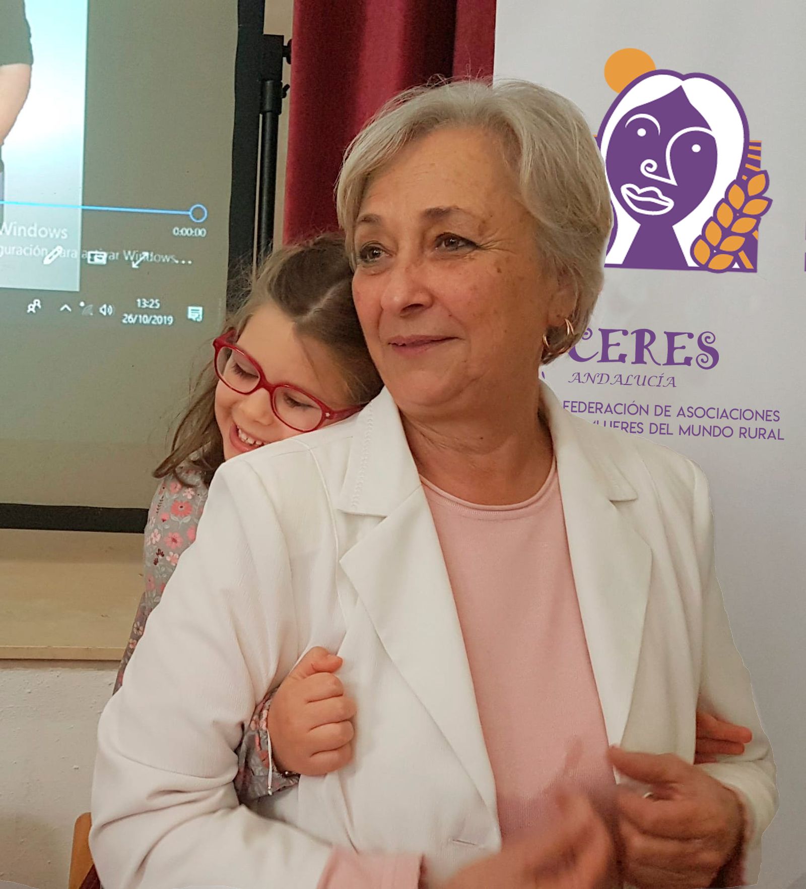 Encarnación Hernández con su nieta.