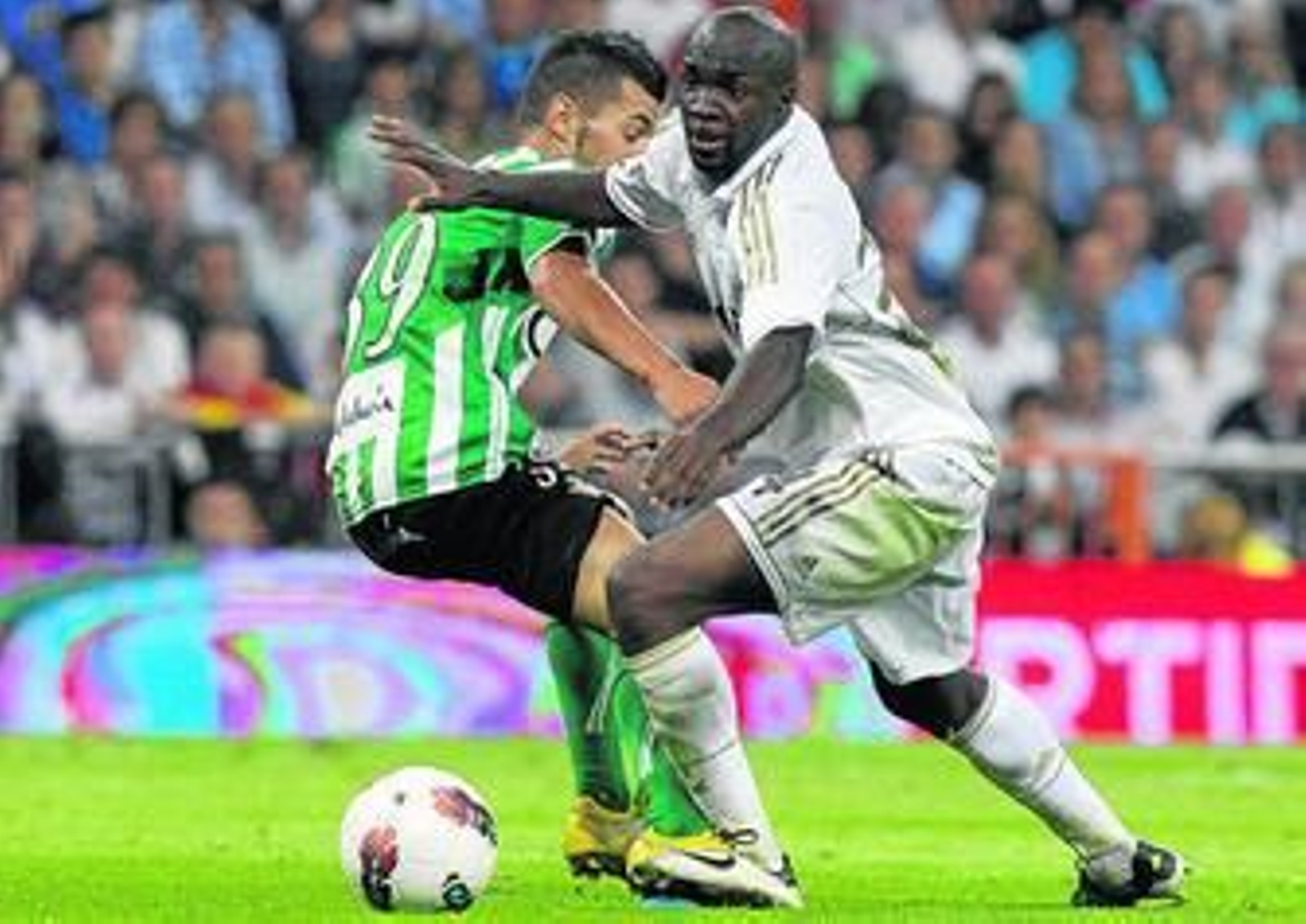 El bético Sergio trata de presionar a Lassana Diarra durante el transcurso del choque de ayer.