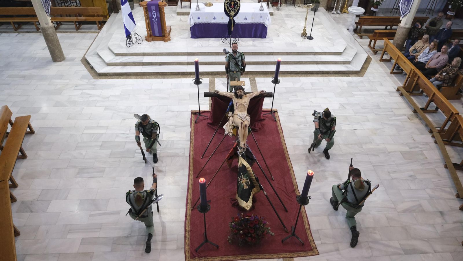 La Legión custodia el Cristo de la Buena Muerte en la Semana Santa de El Parador 2025