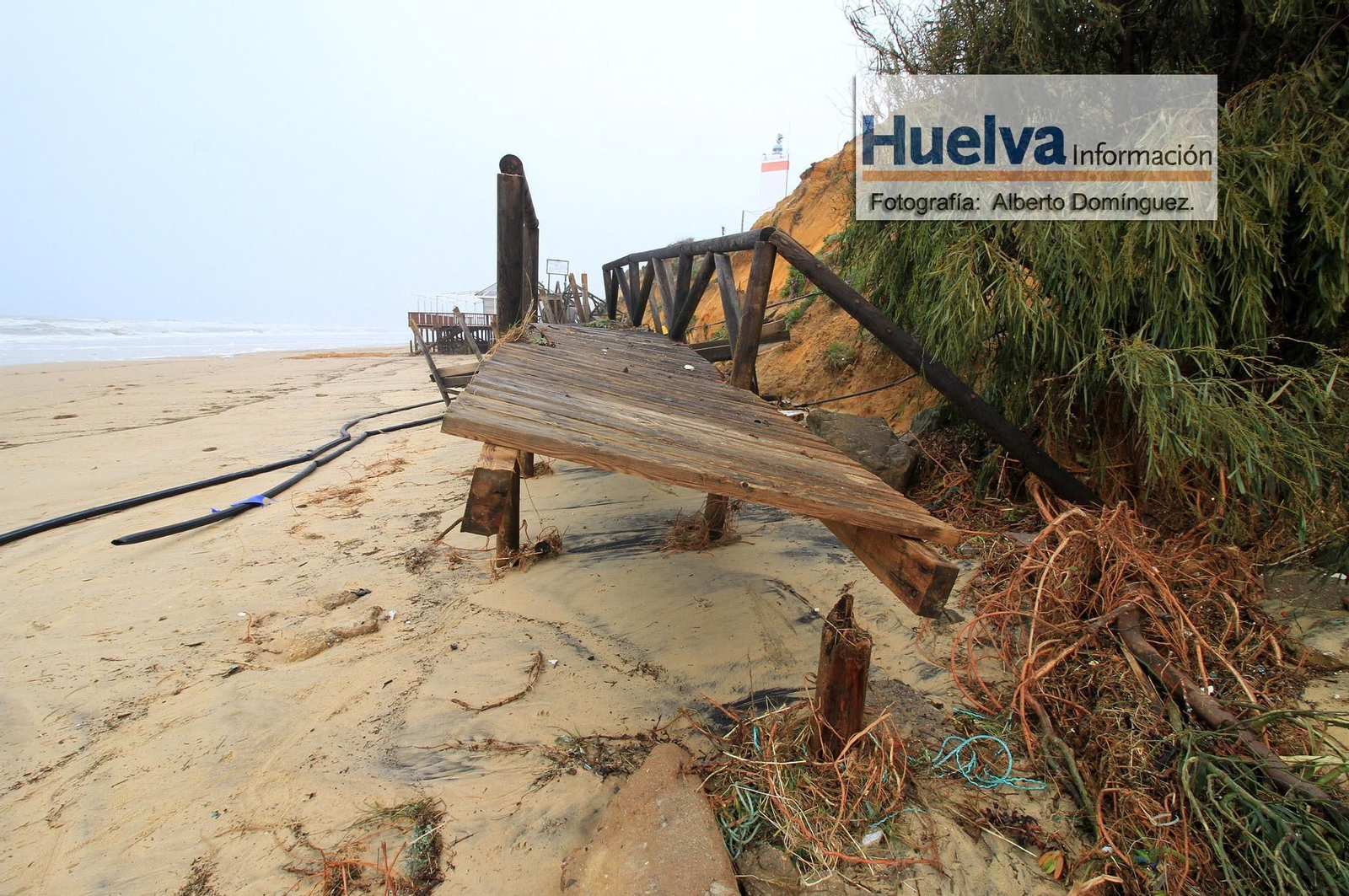 Imágenes del temporal de viento y lluvia en la playa de Matalascañas