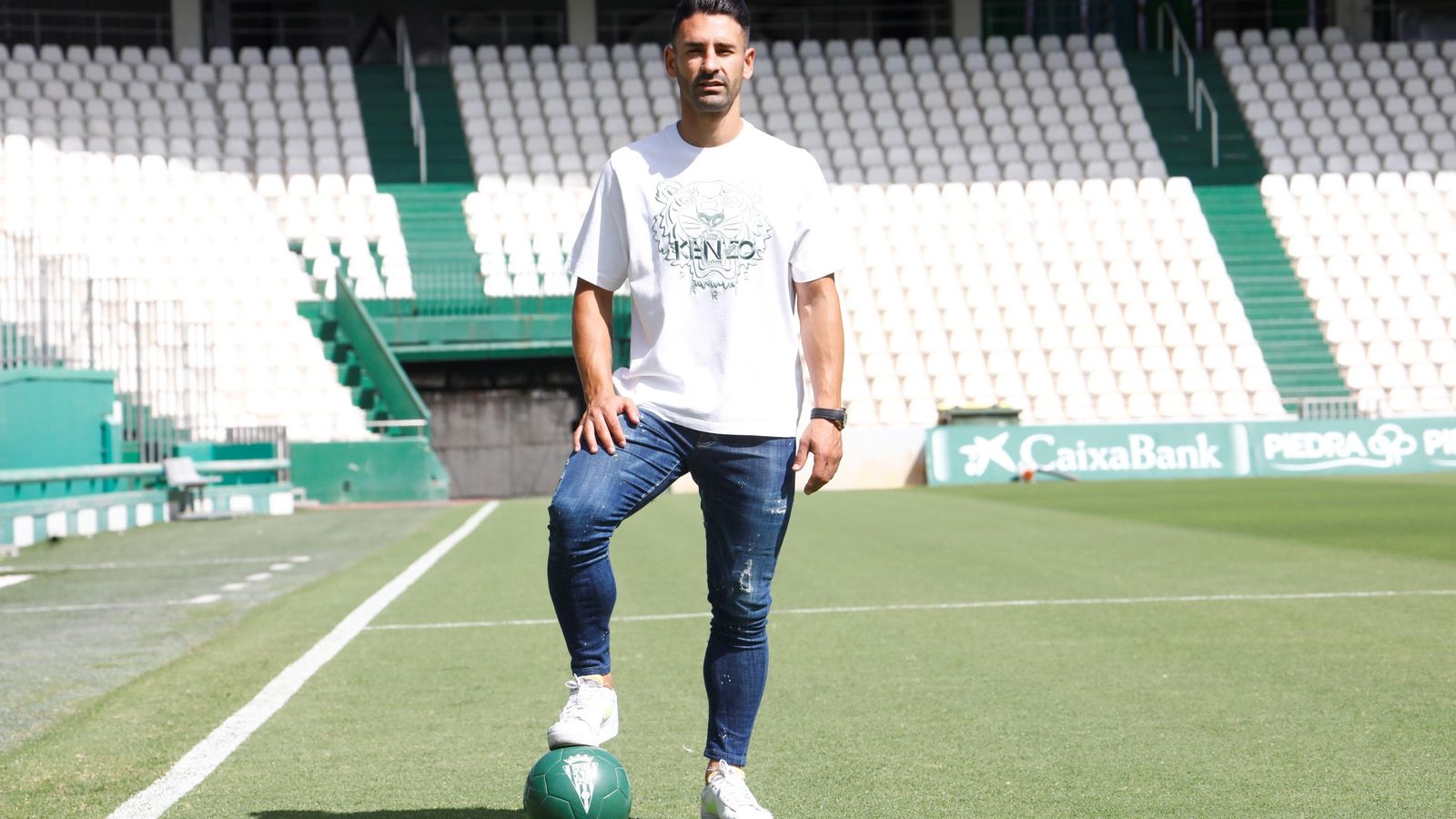 Kike Márquez, sobre el césped de El Arcángel.