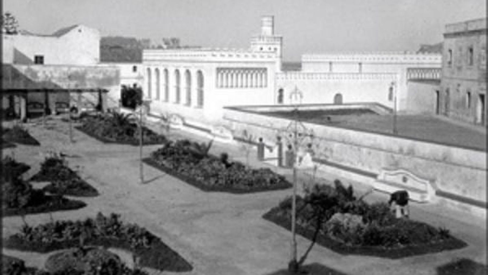 A la derecha, en alto respecto a los jardines del Miramar, y en cuña, el solar previsto para la construcción del bloque de 12 viviendas protegidas de Alberto Balbontín.