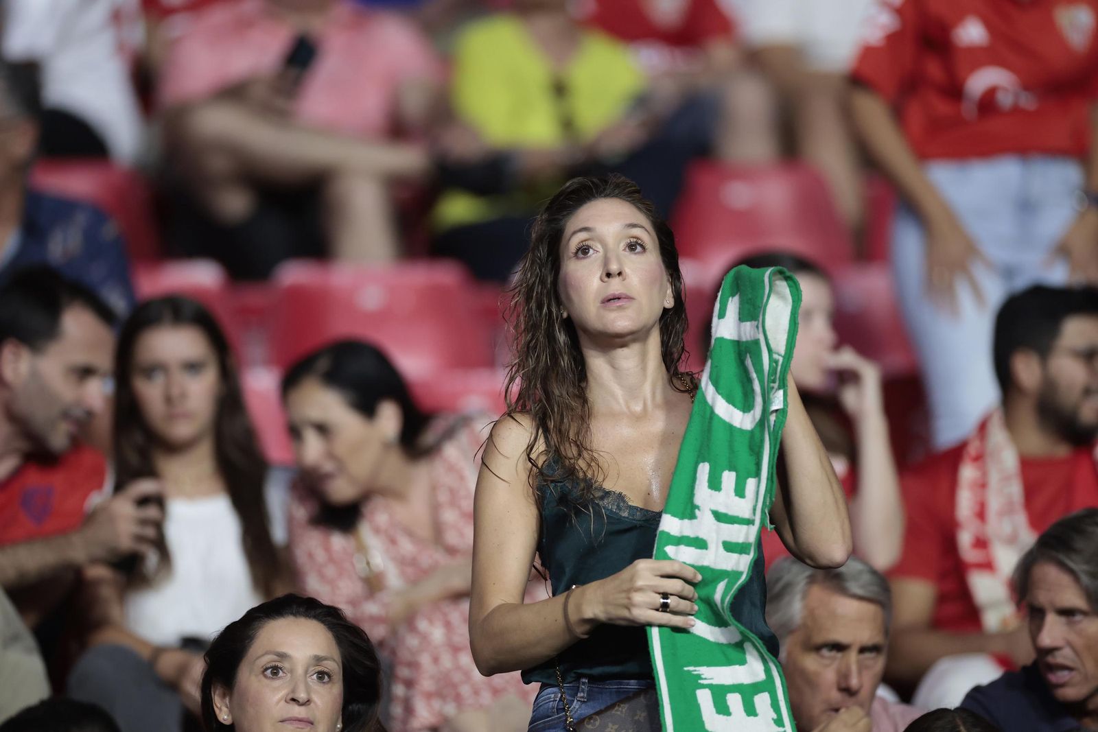 Búscate en las fotos del Sevilla - Elche