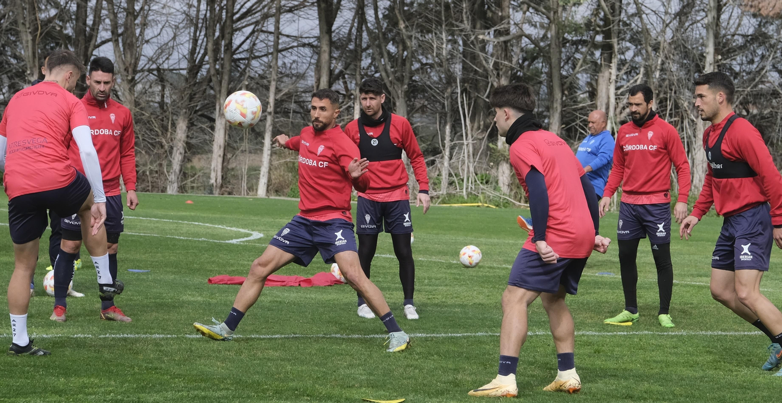 Los jugadores del Córdoba CF, durante un entrenamiento en la Ciudad Deportiva.