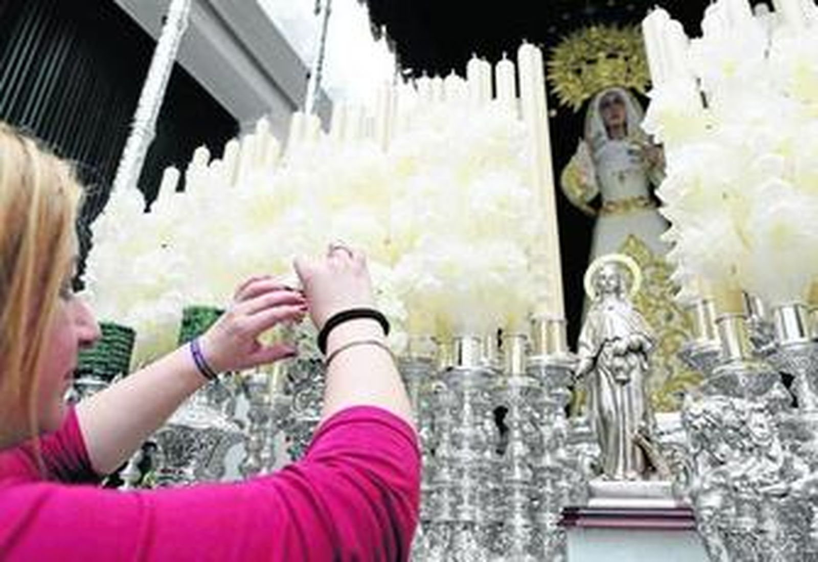 El paso de palio de la Virgen del Dulce Nombre de Bellavista se adorna con flores para la salida de esta tarde.