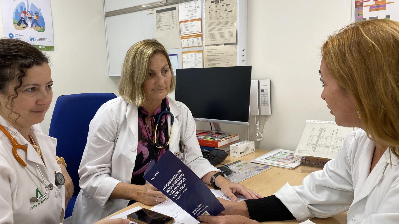 Reunión en la consulta de EPOC para analizar propuestas para el programa.