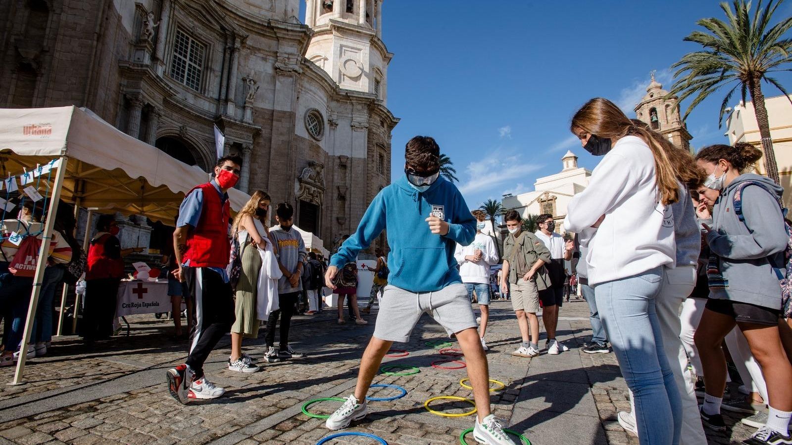 Un joven realiza un circuito con gafas de simulación etílica.