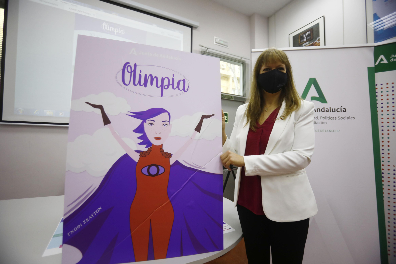 Lourdes Arroyo junto al cartel promocional de la app 'Olimpia'.
