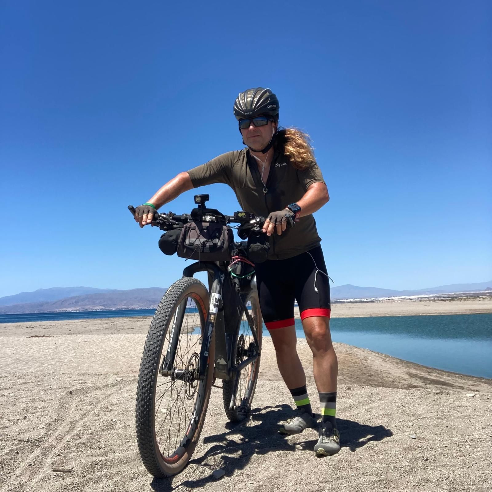 Norberto Reina con su bicicleta preparándose para su participación en una nueva competición.