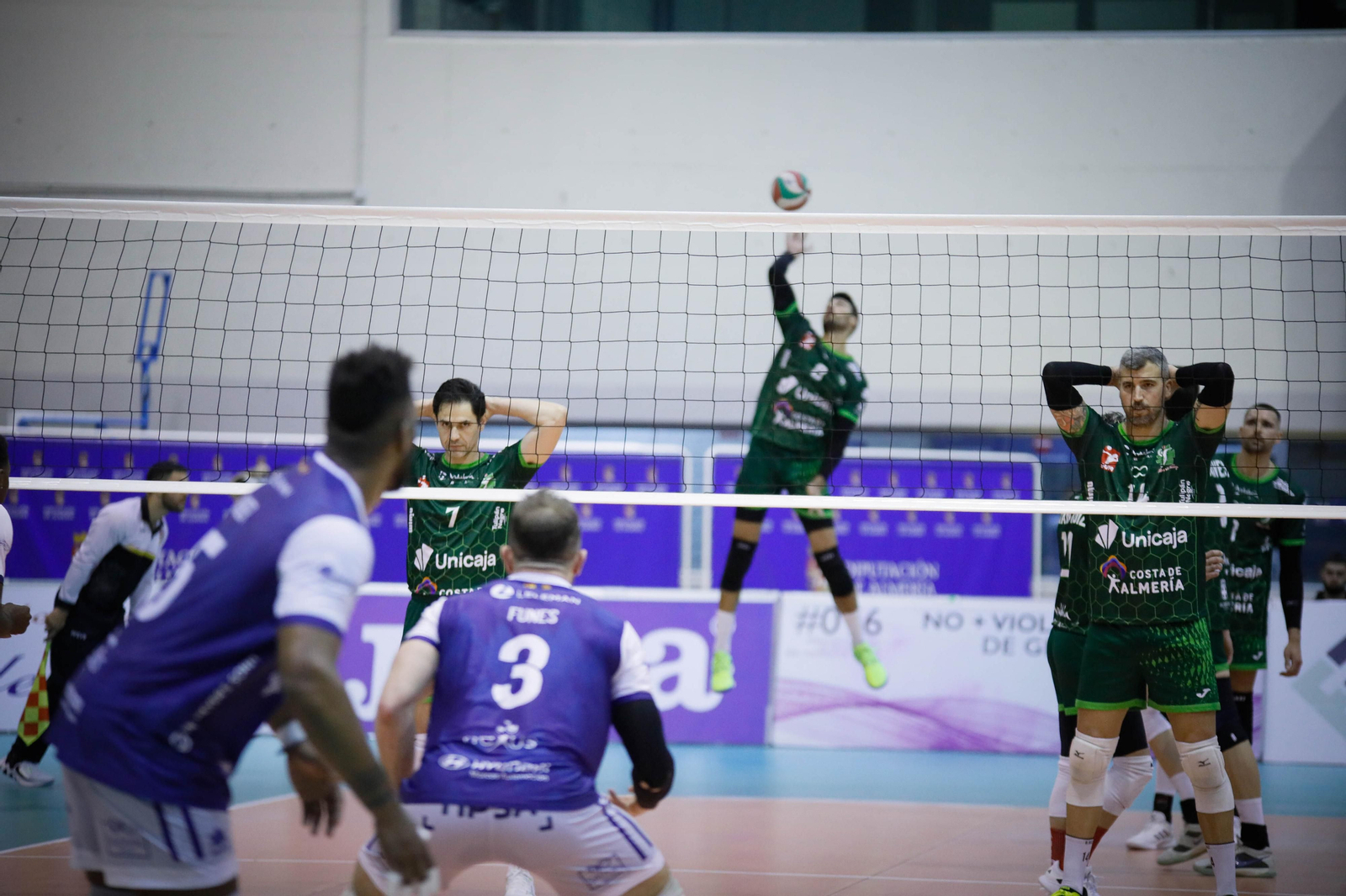 Imágenes del Unicaja Almería frente al conjunto valenciano de voleibol