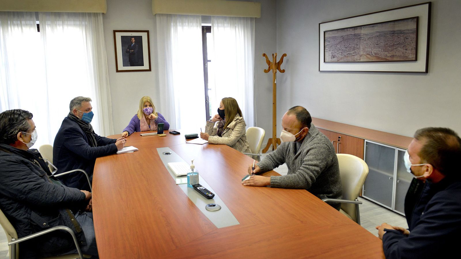 Un momento del encuentro con representantes del sector del taxi en Jerez.