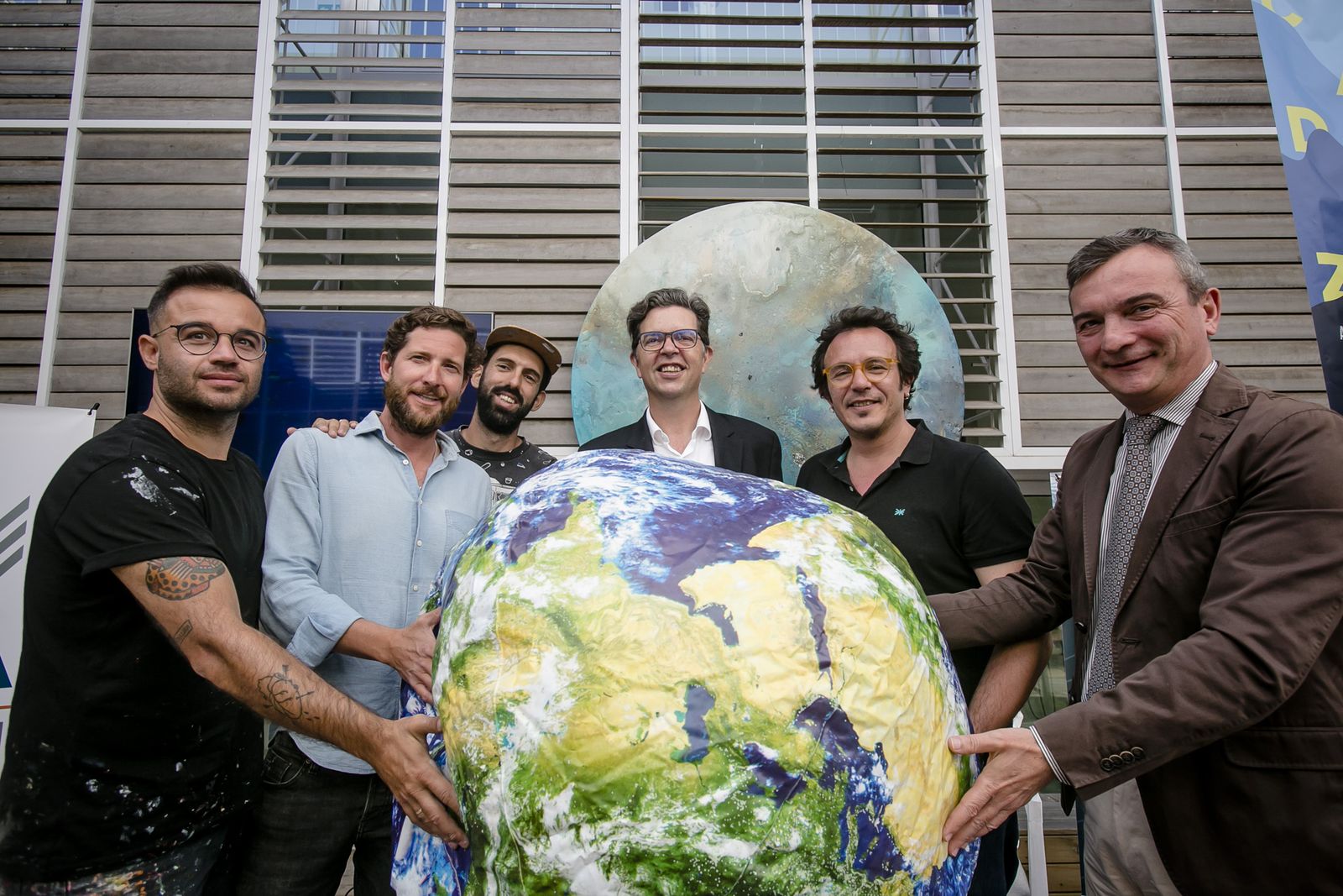 Los participantes en la inauguración del primer Summit Piel de Atún, con un globo terráqueo en el patio del ECCO.
