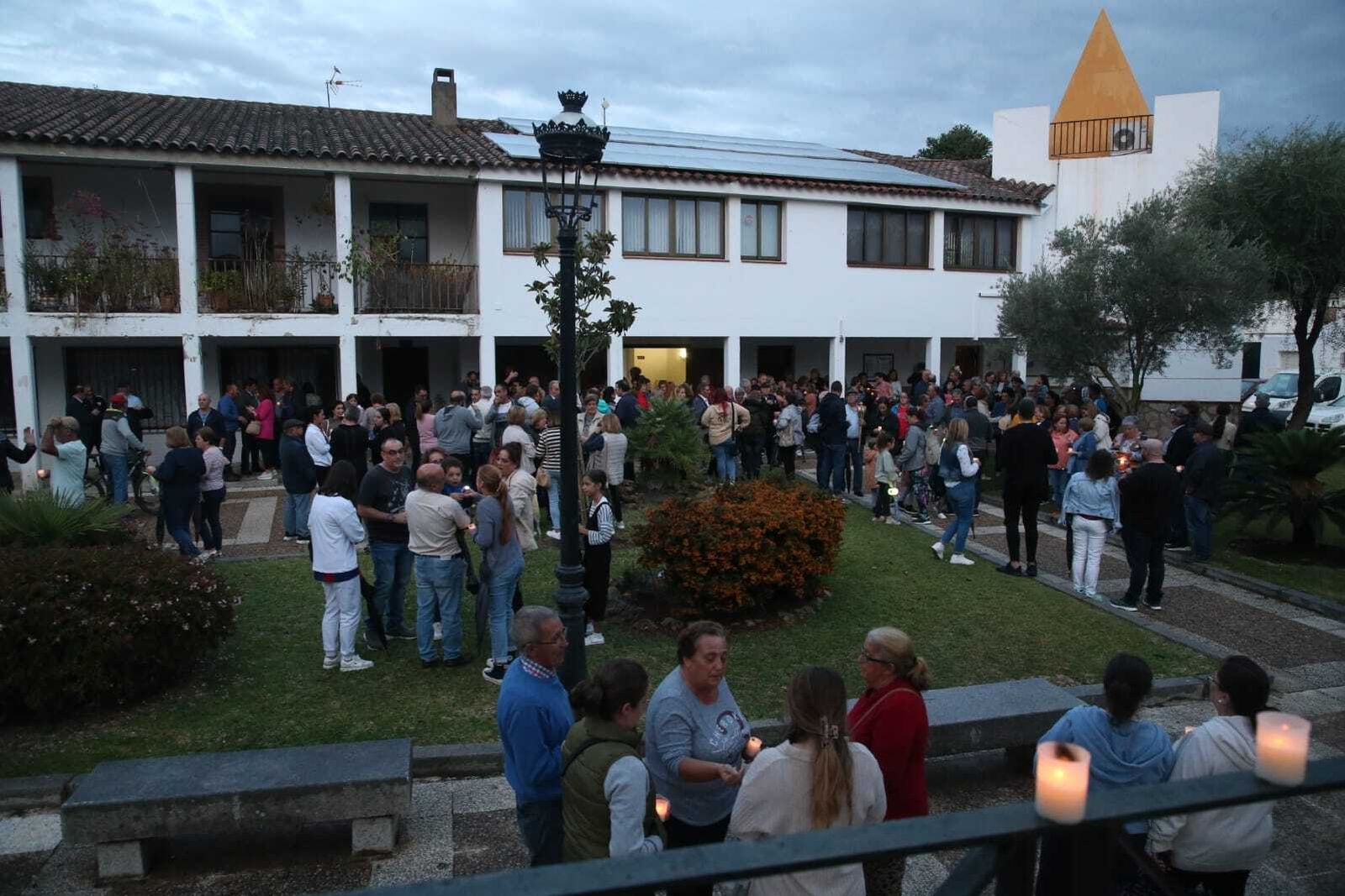 Decenas de vecinos se concentran en Castellar contra los cortes de ...