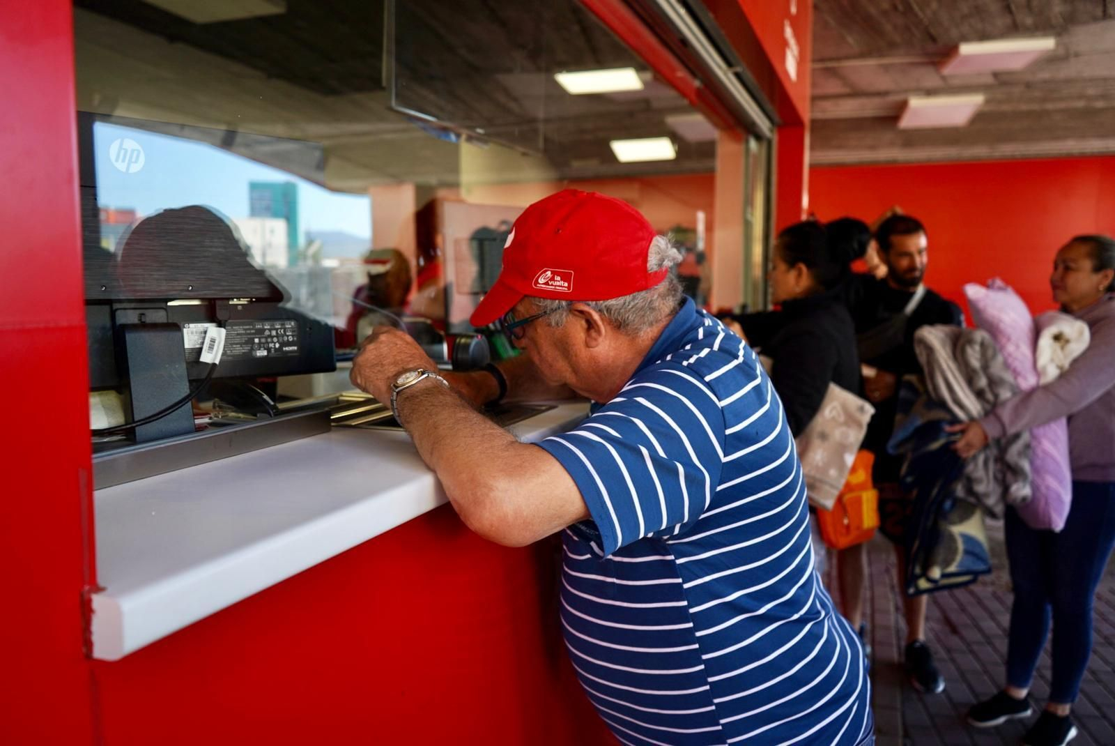 En imágenes: Las colas para conseguir una entrada del Granada - Lugo