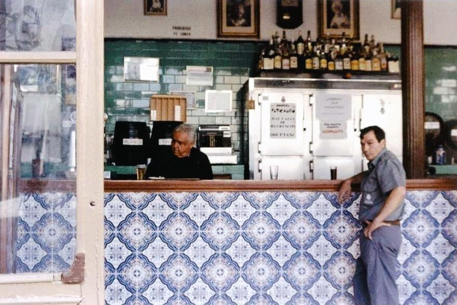La vida tras la barra de Casa Vizcaíno en la calle Feria