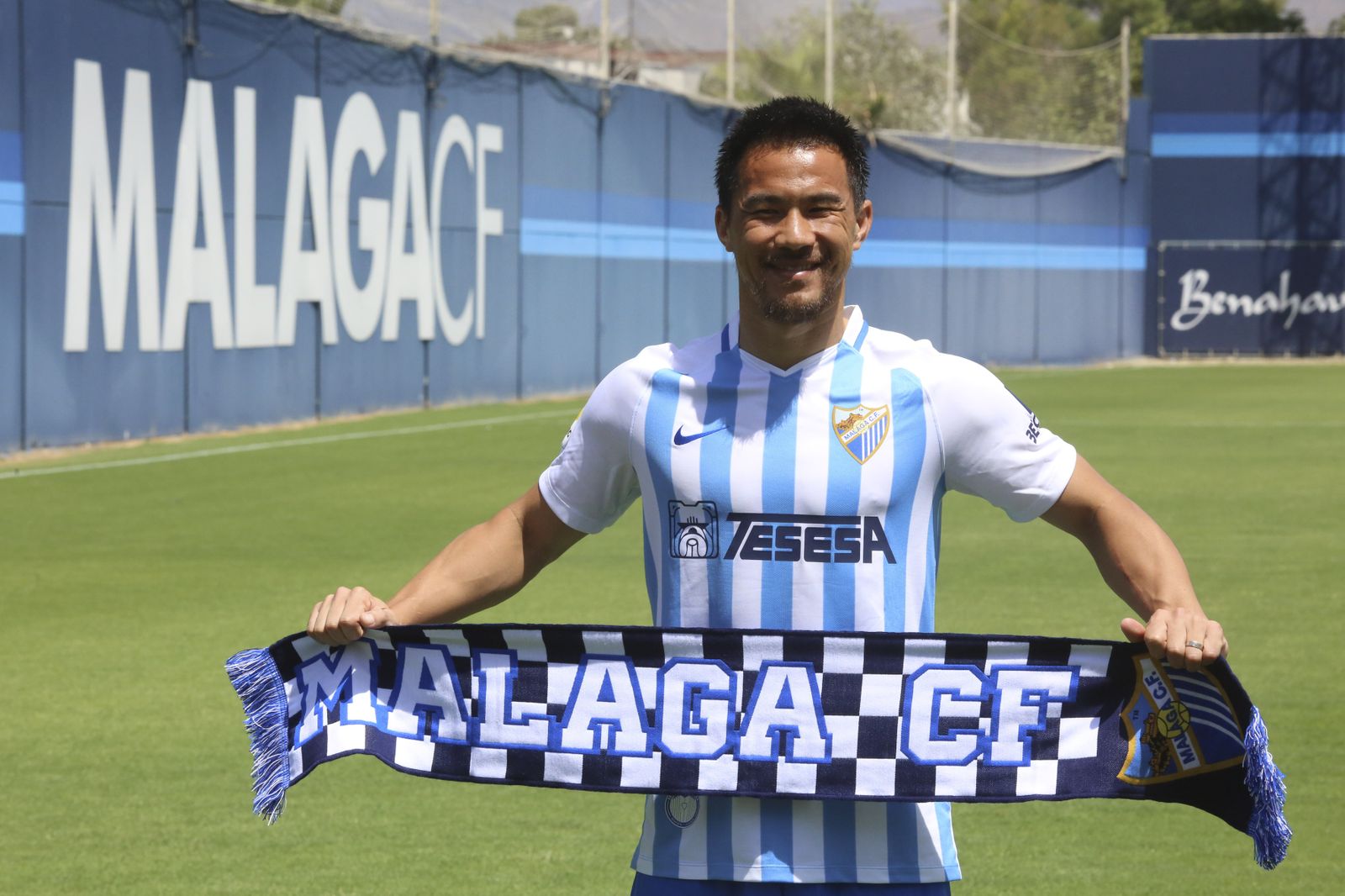 Las fotos de la presentación de Okazaki con el Málaga CF