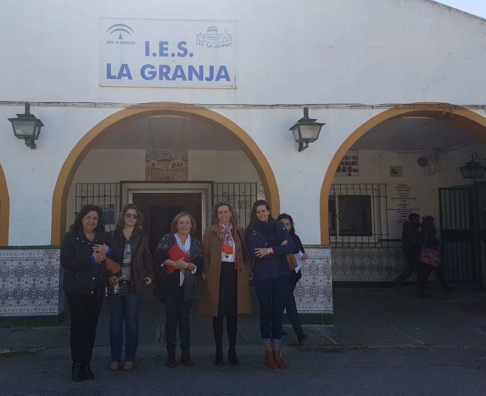 Responsables del Ifapa posan ante la puerta del IES La Granja.