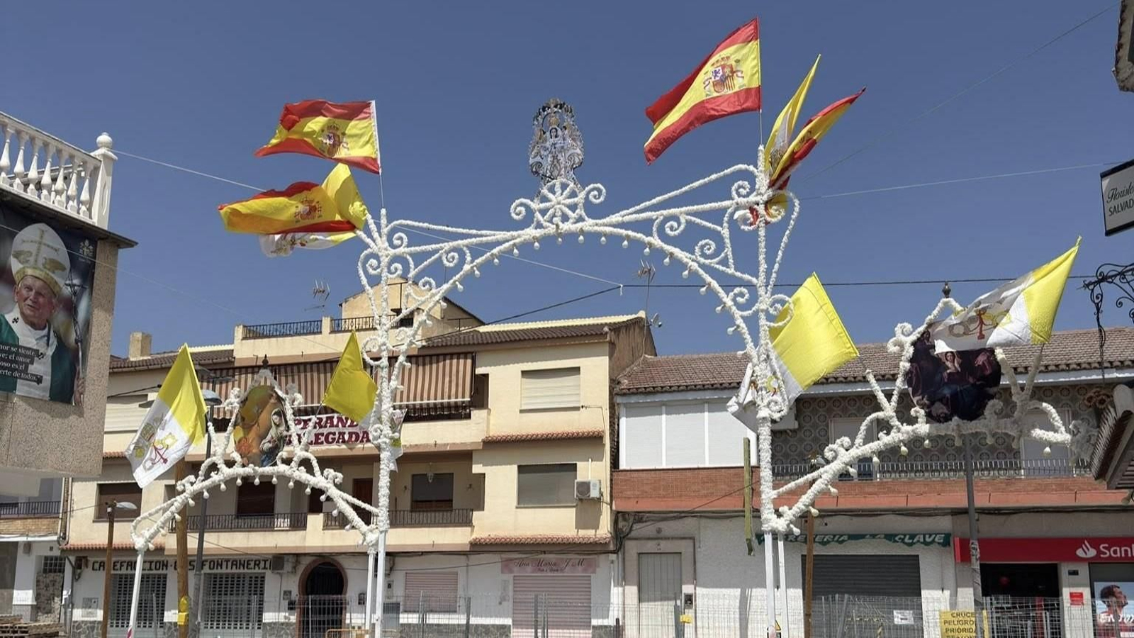 Decoración efímera en las calles de Churriana de la Vega, Agosto 2025.jpg