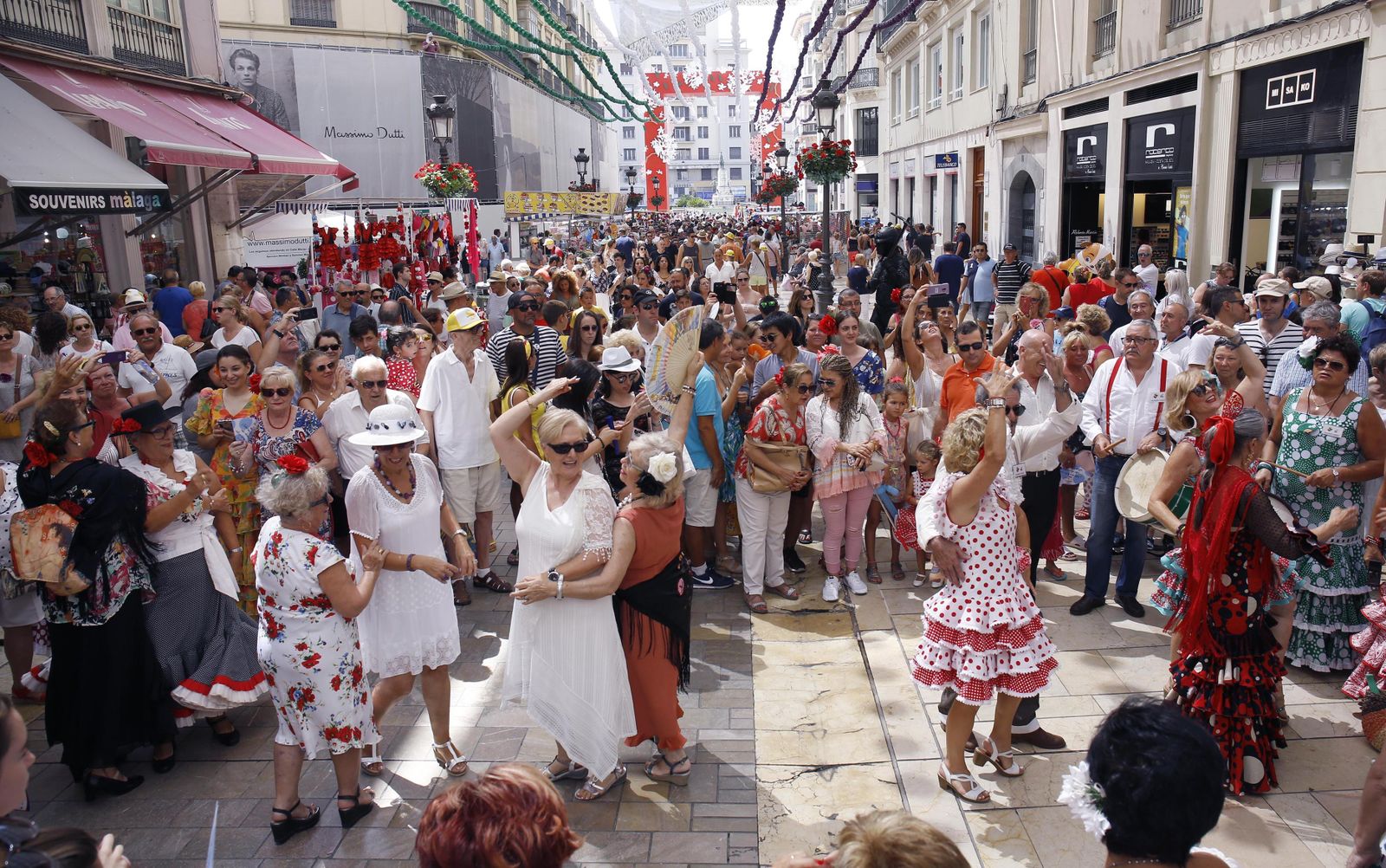 Bailes en la calle Larios con la portada de fondo, para todos los gustos y todas las edades.