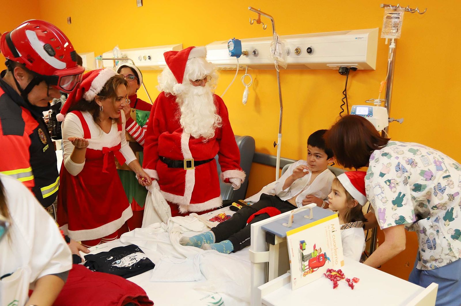 Imágenes de la visita de Papá Noel a los niños del hospital Juan Ramón Jiménez