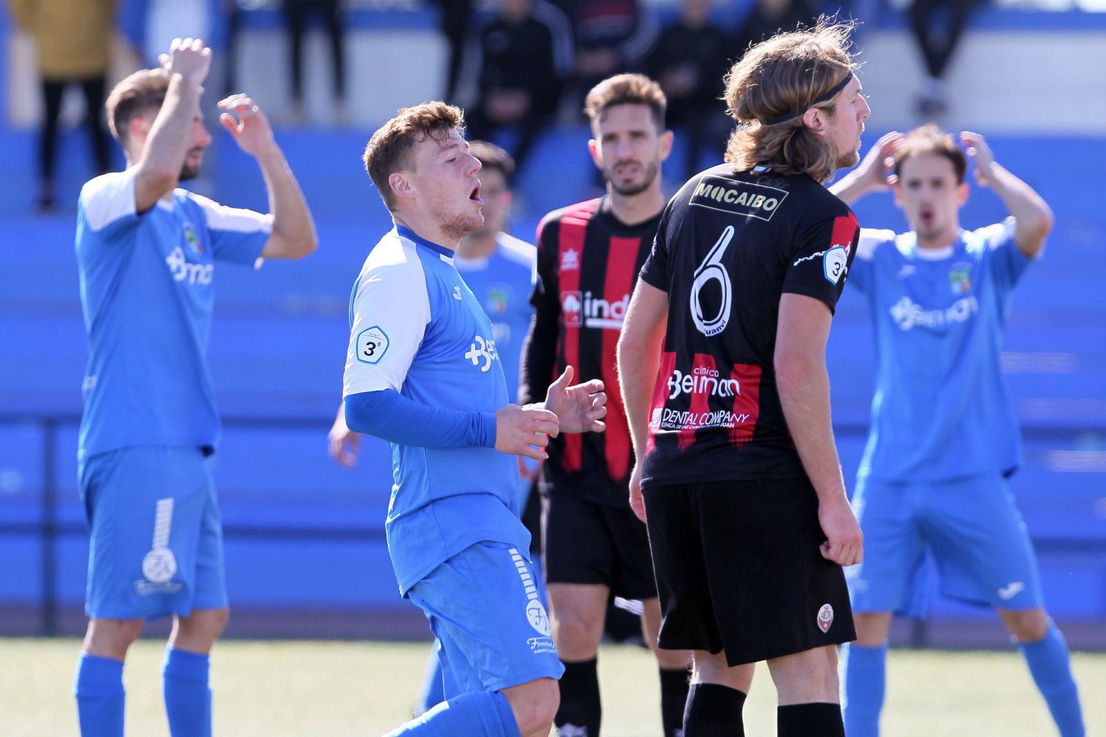 Juanjo y sus compañeros se lamentan tras una ocasión fallada junto a Schuster, medio centro del Cabecense.