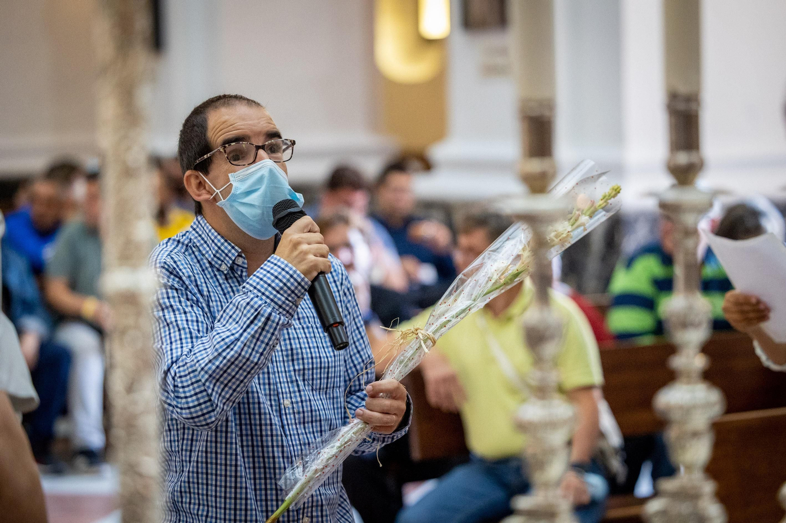 Los niños entregan los tradicionales nardos a la Patrona