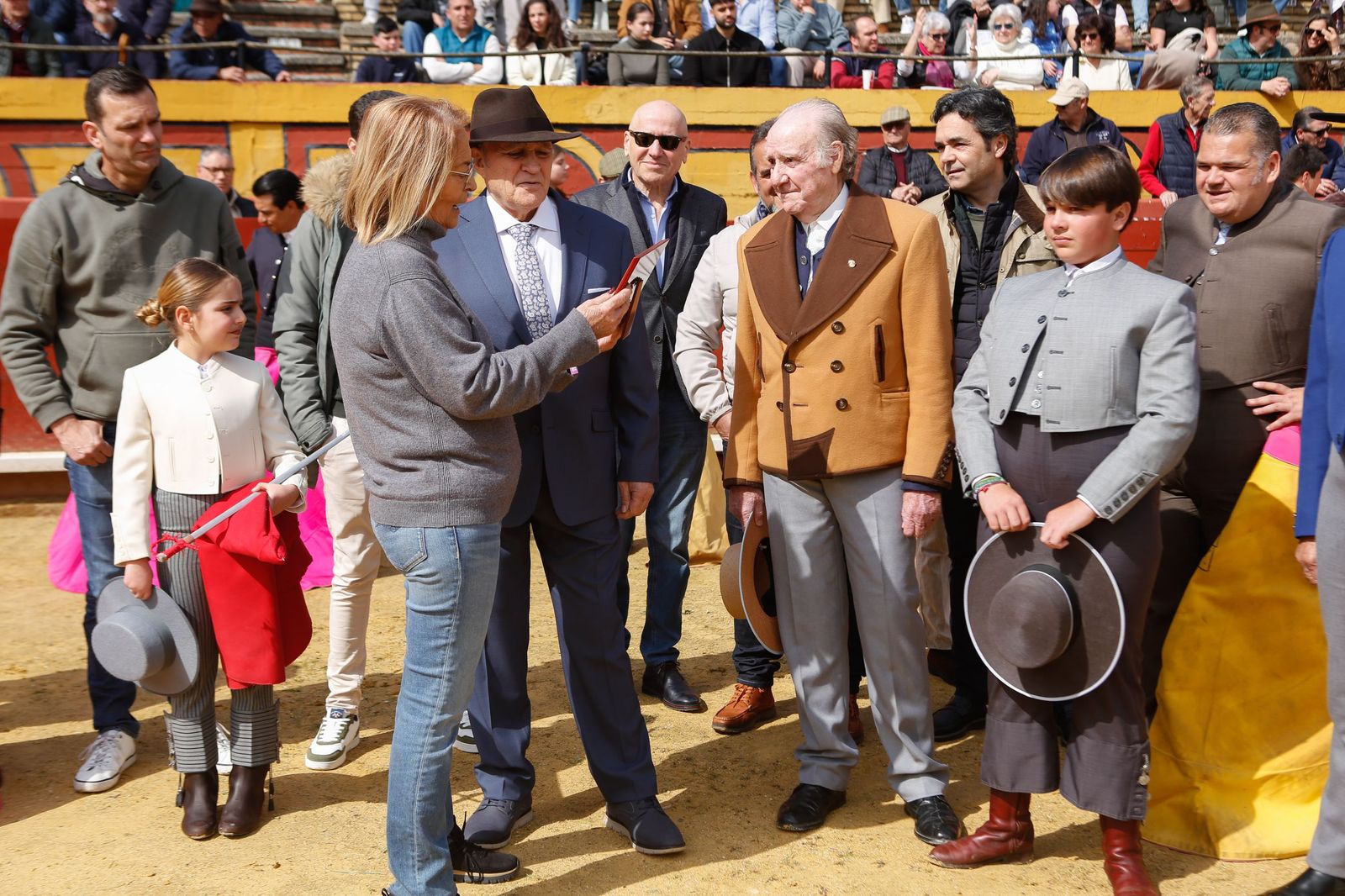 La clase magistral solidaria de Miguelete en la plaza de toros de Las Palomas de Algeciras, en imágenes