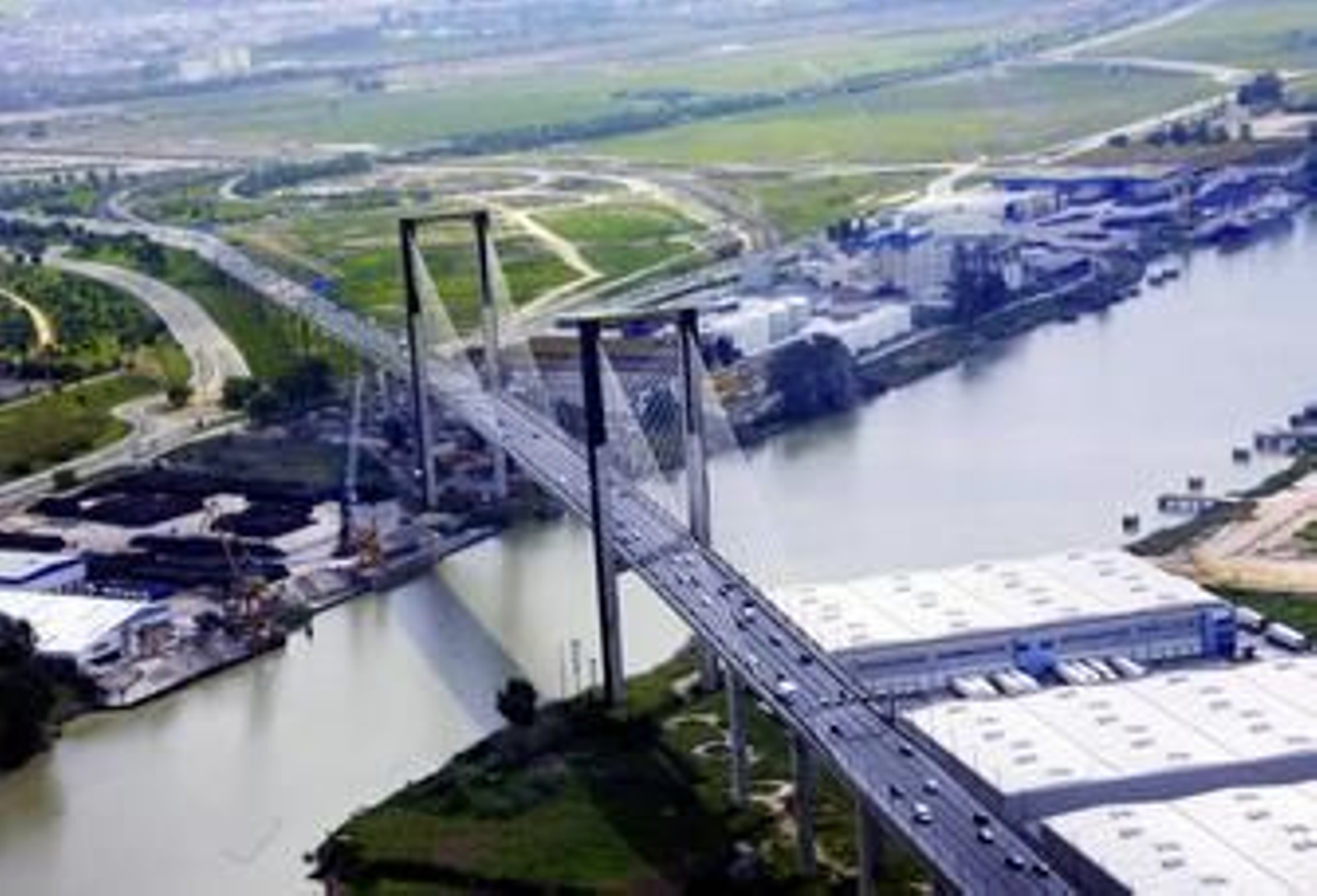 Una vista aérea del Puente del Quinto Centenario, uno de los principales símbolos del área metropolitana.