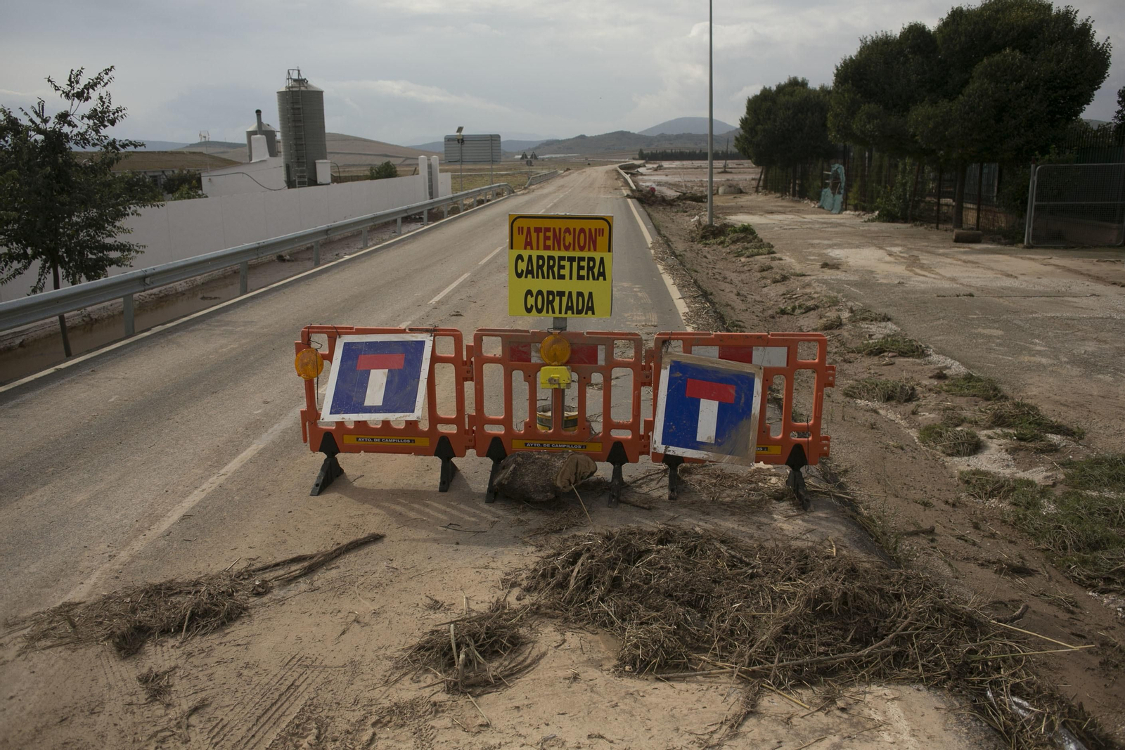 Carretera Campillos-Teba cortada por las lluvias.