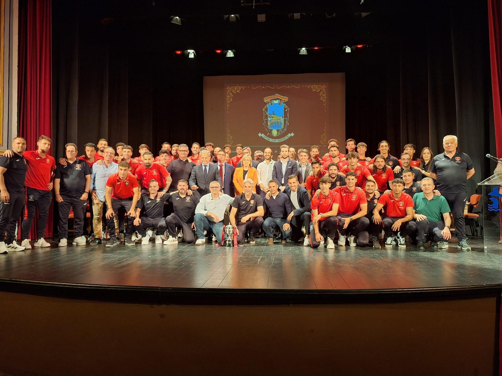 Las autoridades posan con los jugadores, cuerpo técnico y directivos del Salerm. Las autoridades posan con los jugadores, cuerpo técnico y directivos del Salerm.
