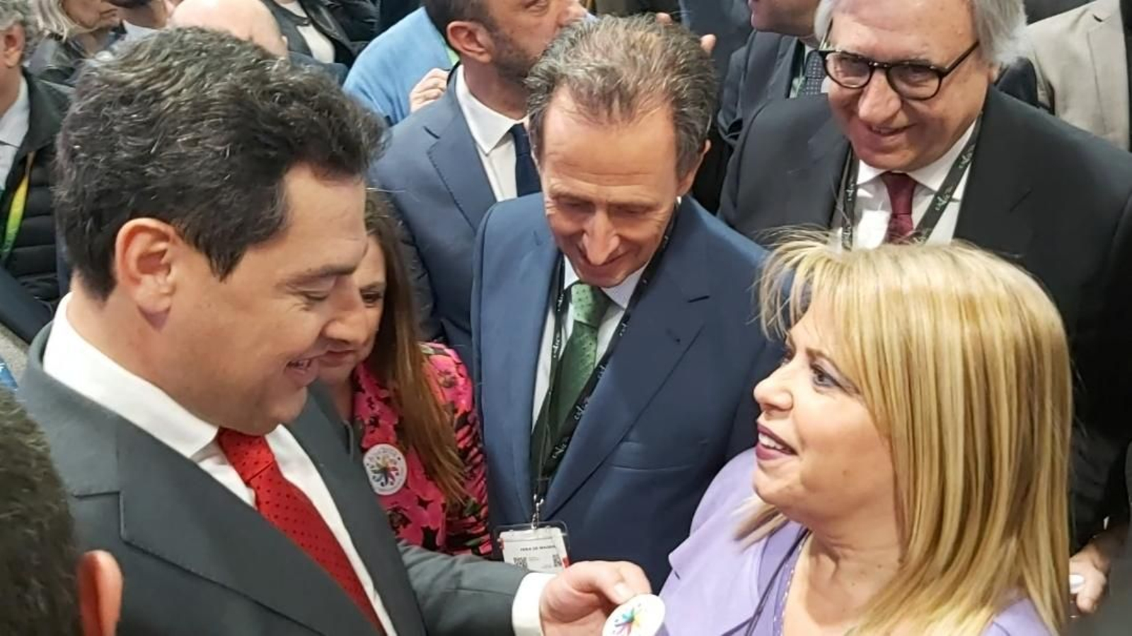 La alcaldesa y el presidente de la Junta durante su encuentro en Fitur.