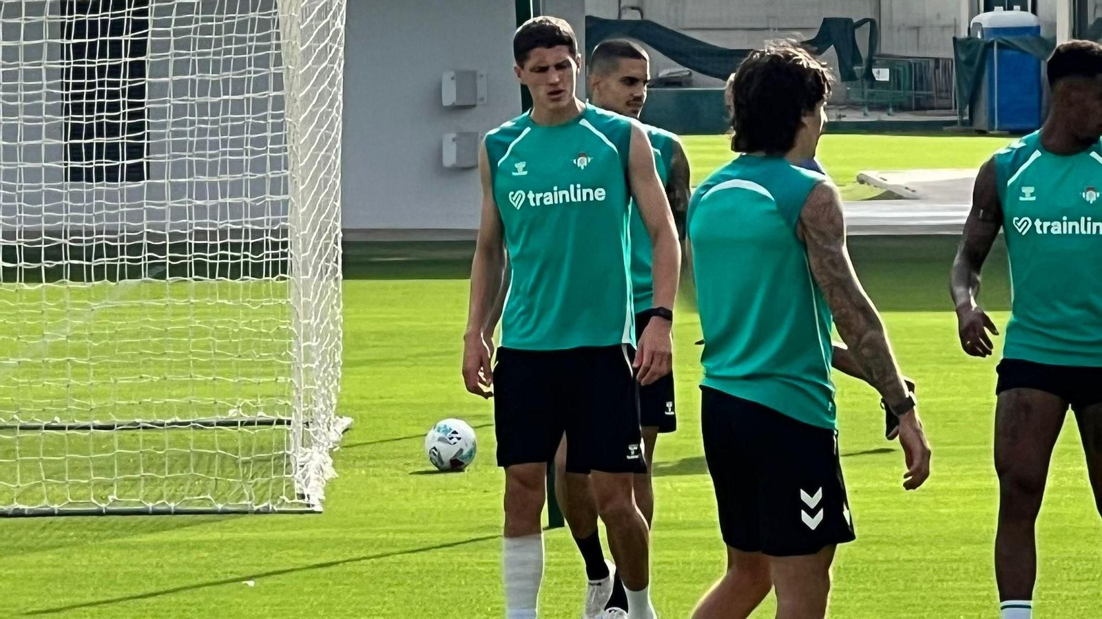 Altimira entrena con el Betis con un vendaje